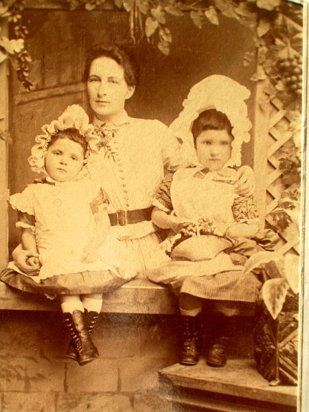 ABk43-Annie Delves with daughters Annie Margaret (Madge) and Marion.jpg - Annie Delves with daughters Annie Margaret (Madge) and Marion